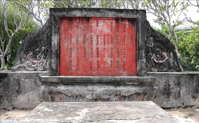 Bình phong hậu và mộ Quận công Nguyễn Huỳnh Đức. Ảnh: Minh Hưng - TTXVN