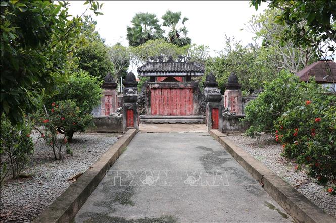 Lối vào khu lăng mộ Quận công Nguyễn Huỳnh Đức. Ảnh: Minh Hưng - TTXVN
