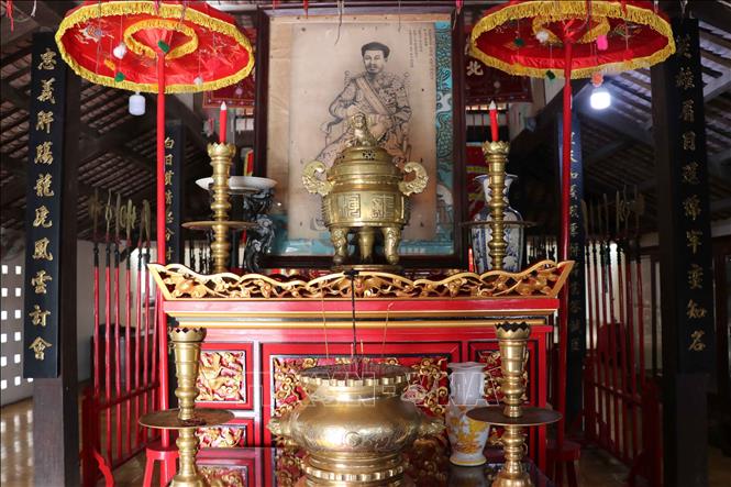 Hương án chạm nổi, sơn son thếp vàng, phía trên có bức họa truyền thần Quận công Nguyễn Huỳnh Đức được vẽ năm 1802. Ảnh: Minh Hưng - TTXVN