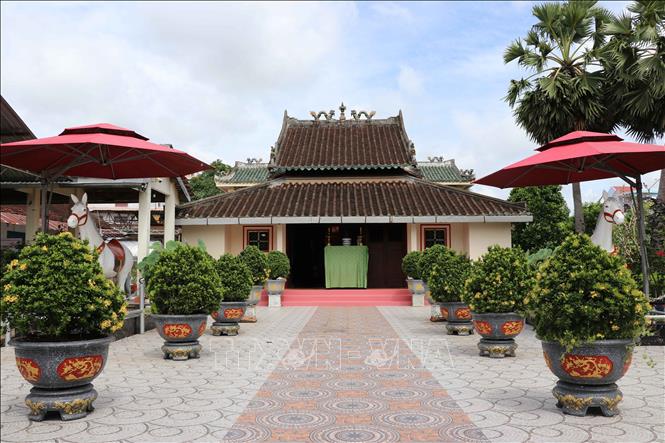 Đền thờ Quận công Nguyễn Huỳnh Đức ngay phía sau cổng chính được xây theo kiểu tứ trụ, 2 tầng mái, được xây vào năm 1959. Ảnh: Minh Hưng - TTXVN