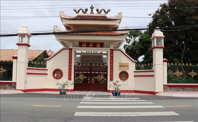 Cổng vào Lăng Quận công Nguyễn Huỳnh Đức. Ảnh: Minh Hưng - TTXVN