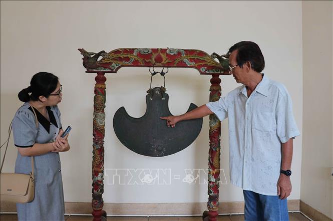Khánh lệnh bằng đồng do vua Gia Long ban cho Quận công Nguyễn Huỳnh Đức năm 1819. Ảnh: Minh Hưng - TTXVN