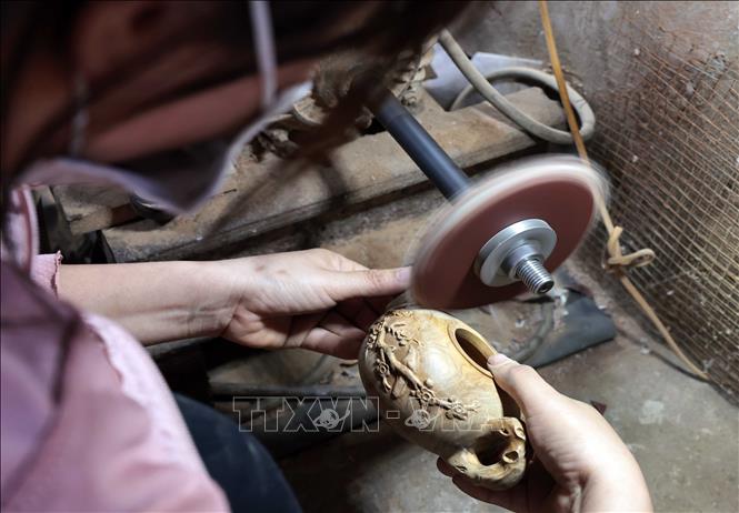 Mài bóng sản phẩm sau khi tiện. Ảnh: Trần Việt - TTXVN