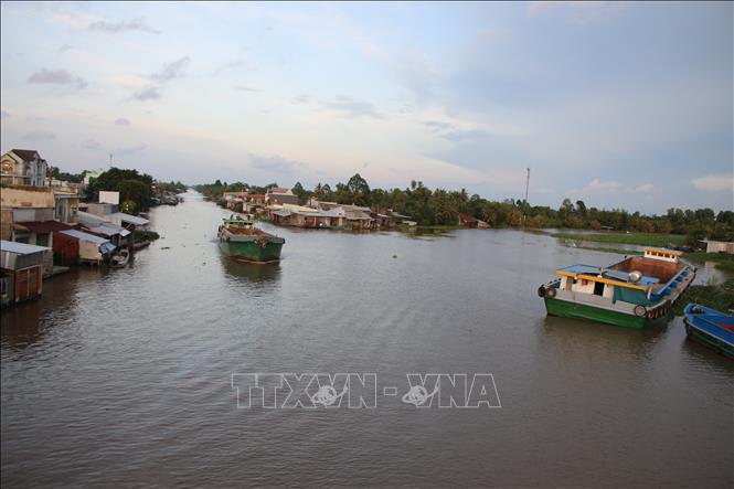 Do mực nước cao trên sông Hậu kết hợp với triều cường (đầu tháng 9 âm lịch), mực nước trên các sông, kênh, rạch và nội đồng ở Hậu Giang dâng cao. Ảnh: Nguyễn Hằng - TTXVN