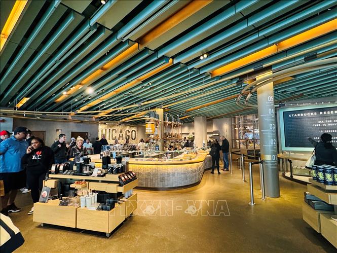 Quang cảnh tầng 1 của quán Starbucks lớn nhất thế giới. Ảnh: Kiều Trang - PV TTXVN tại Mỹ