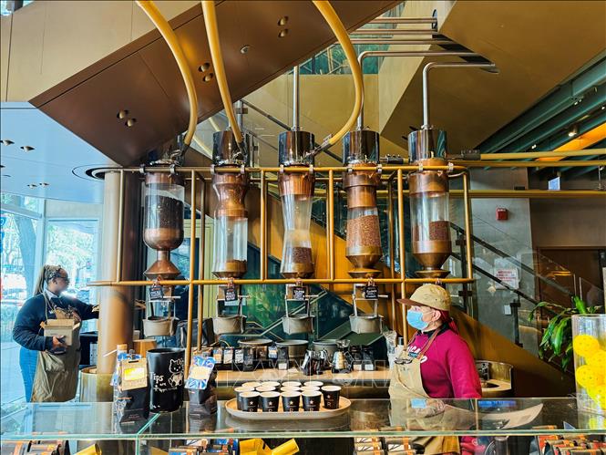 Bên trong khu vực tầng 1 của quán Starbucks lớn nhất thế giới. Ảnh: Kiều Trang - PV TTXVN tại Mỹ