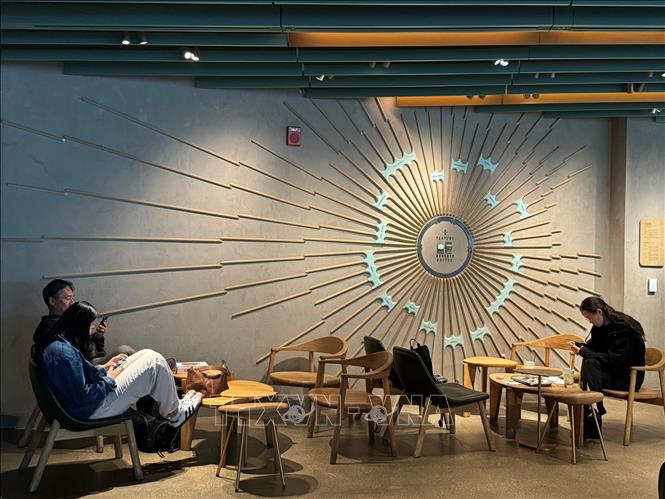 Bên trong khu vực tầng 2 của quán Starbucks lớn nhất thế giới. Ảnh: Kiều Trang - PV TTXVN tại Mỹ