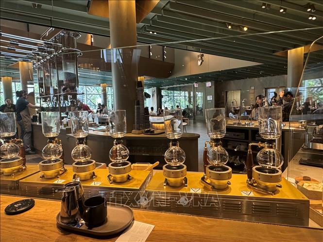 Khu vực trải nghiệm pha chế cà phê thủ công trên tầng 4 của quán Starbucks lớn nhất thế giới. Ảnh: Kiều Trang - PV TTXVN tại Mỹ