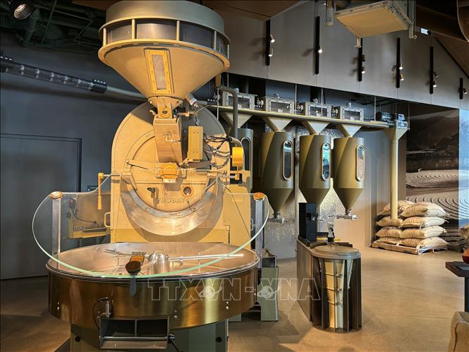 Một máy rang cà phê được  đặt tại khu vực tầng 1  của quán cà phê Starbucks lớn nhất thế giới. Ảnh: Kiều Trang - PV TTXVN tại Mỹ