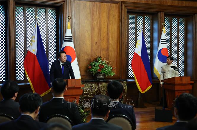 Tổng thống Philippines Ferdinand Marcos Jr. (phải) và Tổng thống Hàn Quốc Yoon Suk Yeol tại cuộc họp báo chung sau hội đàm ở Manila ngày 7/10/2024. Ảnh: Yonhap/TTXVN