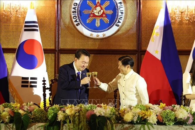 Tổng thống Philippines Ferdinand Marcos Jr. (phải) và Tổng thống Hàn Quốc Yoon Suk Yeol tại cuộc gặp ở Manila ngày 7/10/2024. Ảnh: Yonhap/TTXVN