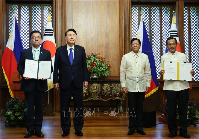 Tổng thống Philippines Ferdinand Marcos Jr. (giữa, phải) và Tổng thống Hàn Quốc Yoon Suk Yeol (giữa, trái) tại lễ ký Bản ghi nhớ ở Manila ngày 7/10/2024. Ảnh: Yonhap/TTXVN