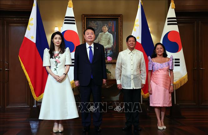 Tổng thống Philippines Ferdinand Marcos Jr. (thứ 2, phải) cùng phu nhân Liza Araneta Marcos (phải) và Tổng thống Hàn Quốc Yoon Suk Yeol (thứ 2, trái) cùng phu nhân Kim Keon Hee tại cuộc gặp ở Manila ngày 7/10/2024. Ảnh: Yonhap/TTXVN