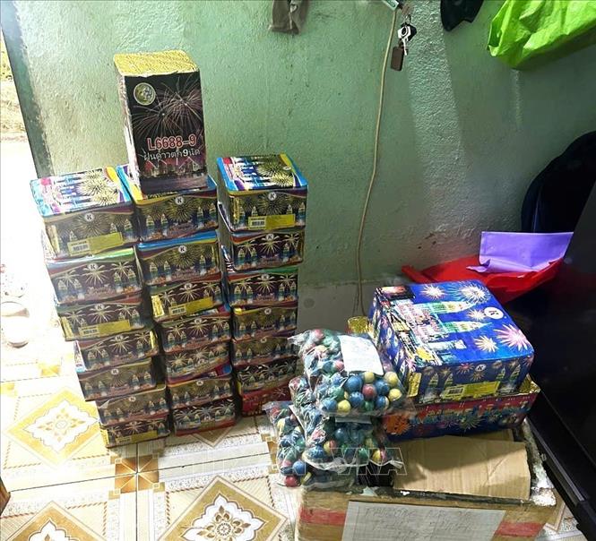 Tang vật pháo nổ tràng trữ lậu trong phòng trọ được phát hiện tại phường Hòa Lợi, thành phố Bến Cát, tỉnh Bình Dương. Ảnh: TTXVN phát