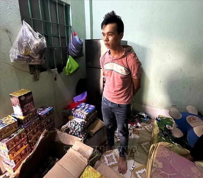 Đối tượng và tang vật pháo nổ tràng trữ lậu trong phòng trọ được phát hiện tại phường Hòa Lợi, thành phố Bến Cát, tỉnh Bình Dương. Ảnh: TTXVN phát