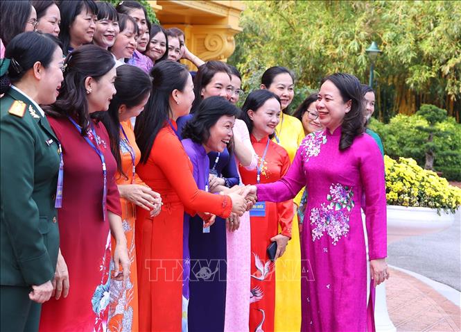 Phó Chủ tịch nước Võ Thị Ánh Xuân với các đại biểu nữ chuyên trách Hội Liên hiệp Phụ nữ tiêu biểu các cấp toàn quốc năm 2024. Ảnh: Văn Điệp - TTXVN