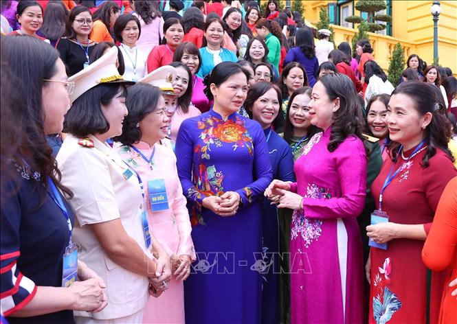 Phó Chủ tịch nước Võ Thị Ánh Xuân với các đại biểu nữ chuyên trách Hội Liên hiệp Phụ nữ tiêu biểu các cấp toàn quốc năm 2024. Ảnh: Văn Điệp - TTXVN
