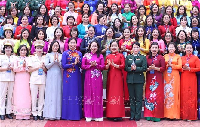 Phó Chủ tịch nước Võ Thị Ánh Xuân với các đại biểu nữ chuyên trách Hội Liên hiệp Phụ nữ tiêu biểu các cấp toàn quốc năm 2024. Ảnh: Văn Điệp - TTXVN