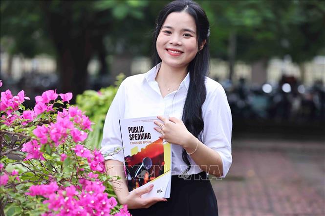 Đảng viên trẻ Vũ Thu Hằng là nữ cán bộ Đoàn, Thủ khoa trường Đại học Ngoại ngữ (Đại học Quốc gia Hà Nội) năm 2024. Ảnh: Minh Đức – TTXVN