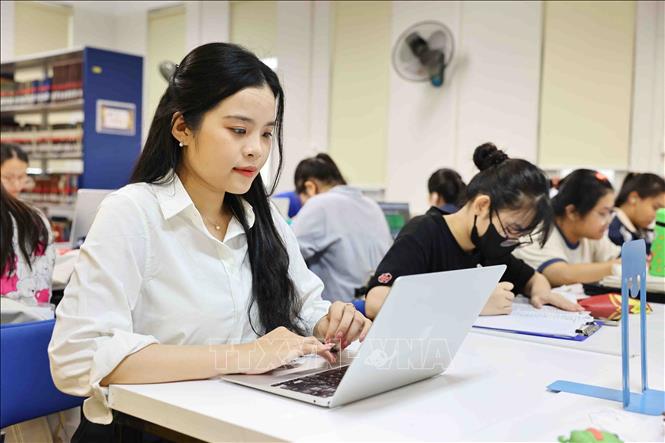 Vũ Thu Hằng tại thư viện của trường Đại học Ngoại ngữ (Đại học Quốc gia Hà Nội). Ảnh: Minh Đức – TTXVN