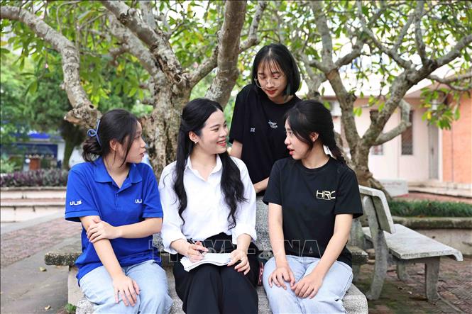 Vũ Thu Hằng - Thủ khoa xuất sắc tốt nghiệp năm 2024 cùng các bạn sinh viên trao đổi, thảo luận nâng cao kiến thức tại trường ĐH Ngoại ngữ (ĐHQG Hà Nội). Ảnh: Minh Đức – TTXVN