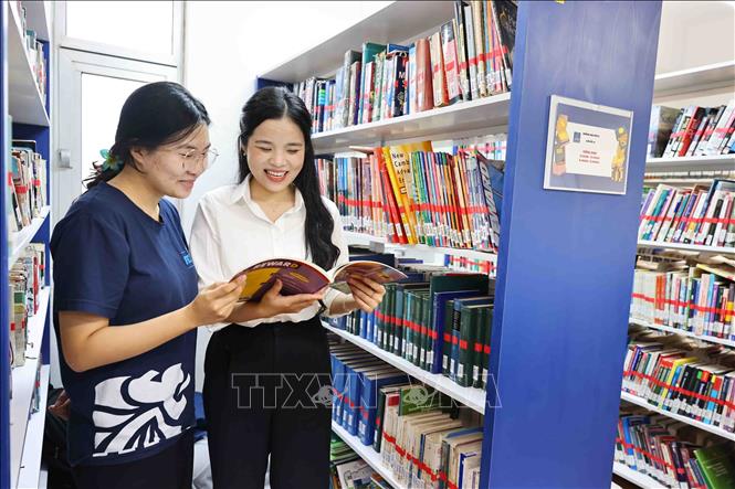 Vũ Thu Hằng tại thư viện của trường Đại học Ngoại ngữ (Đại học Quốc gia Hà Nội). Ảnh: Minh Đức – TTXVN