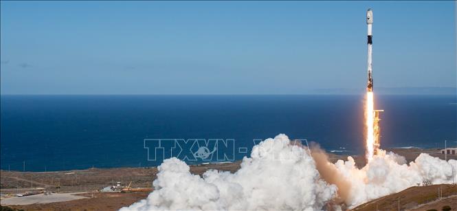 (Tư liệu) Tên lửa đẩy Falcon 9 của Công ty vũ trụ SpaceX mang theo vệ tinh trinh sát quân sự của Hàn Quốc rời bệ phóng tại Căn cứ Lực lượng vũ trụ Vanderberg ở bang California (Mỹ), ngày 1/12/2023. Ảnh: YONHAP/TTXVN