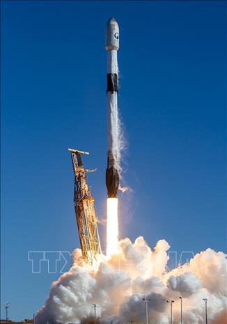 (Tư liệu) Tên lửa đẩy Falcon 9 của Công ty vũ trụ SpaceX mang theo vệ tinh trinh sát   quân sự của Hàn Quốc rời bệ phóng tại Căn cứ Lực lượng vũ trụ Vanderberg ở bang California (Mỹ), ngày 1/12/2023. Ảnh: YONHAP/TTXVN