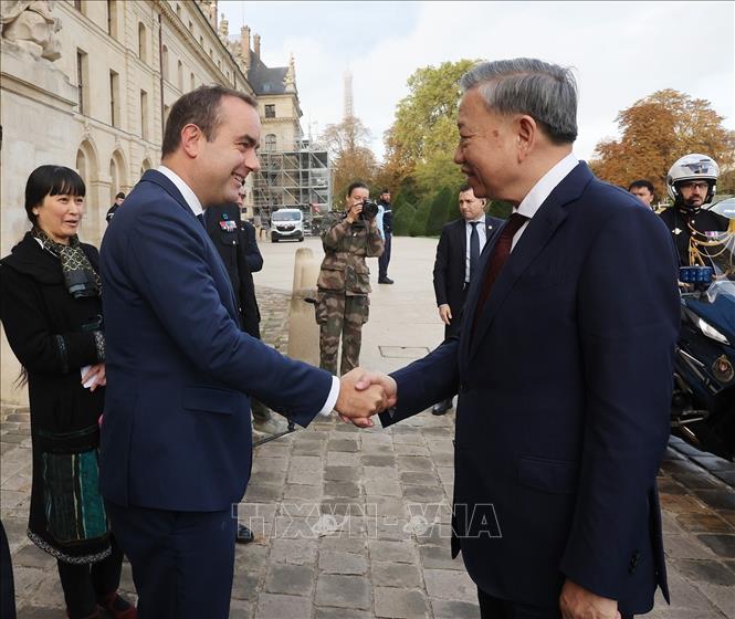 Party General Secretary and State President To Lam is welcomed by French Minister of the Armed Forces Sébastien Lecornu. VNA Photo: Trí Dũng 