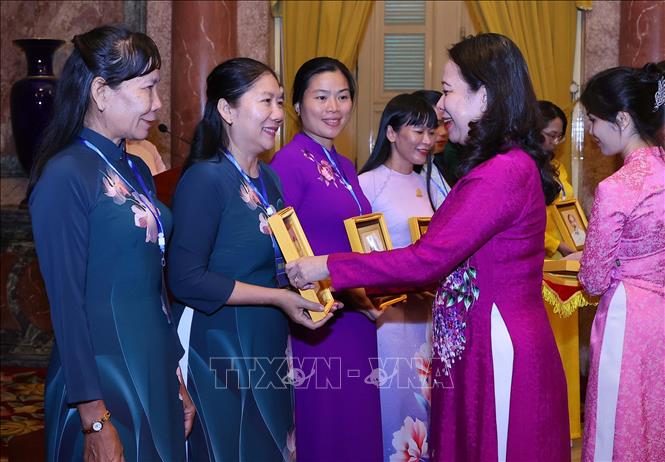 Phó Chủ tịch nước Võ Thị Ánh Xuân tặng quà lưu niệm các đại biểu nữ chuyên trách Hội Liên hiệp Phụ nữ tiêu biểu các cấp toàn quốc năm 2024. Ảnh: Văn Điệp - TTXVN