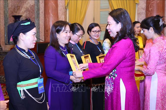 Phó Chủ tịch nước Võ Thị Ánh Xuân tặng quà lưu niệm các đại biểu nữ chuyên trách Hội Liên hiệp Phụ nữ tiêu biểu các cấp toàn quốc năm 2024. Ảnh: Văn Điệp - TTXVN
