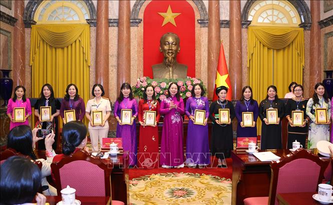 Phó Chủ tịch nước Võ Thị Ánh Xuân tặng quà lưu niệm các đại biểu nữ chuyên trách Hội Liên hiệp Phụ nữ tiêu biểu các cấp toàn quốc năm 2024. Ảnh: Văn Điệp - TTXVN