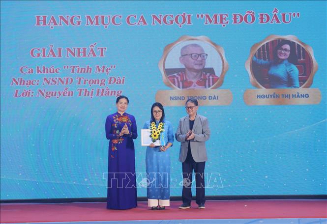 Tác giả Nguyễn Thị Hằng nhận giải Nhất ở hạng mục ca ngợi “Mẹ đỡ đầu”. Ảnh: Phương Hoa - TTXVN
