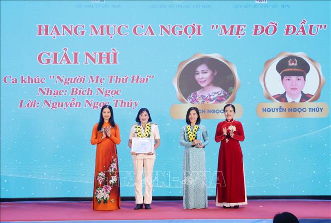 Tác giả Ngọc Bích và Nguyễn Ngọc Thuý nhận giải Nhì hạng mục ca ngợi “Mẹ đỡ đầu”. Ảnh: Phương Hoa - TTXVN
