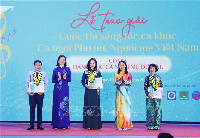 Các tác giả nhận giải Ba hạng mục ca ngợi “Mẹ đỡ đầu”. Ảnh: Phương Hoa - TTXVN
