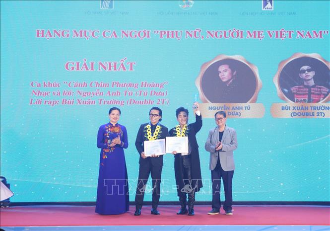 Tác giả Nguyễn Anh Tú (thứ hai bên trái) nhận giải Nhất hạng mục ca ngợi phụ nữ, người mẹ Việt Nam. Ảnh: Phương Hoa - TTXVN