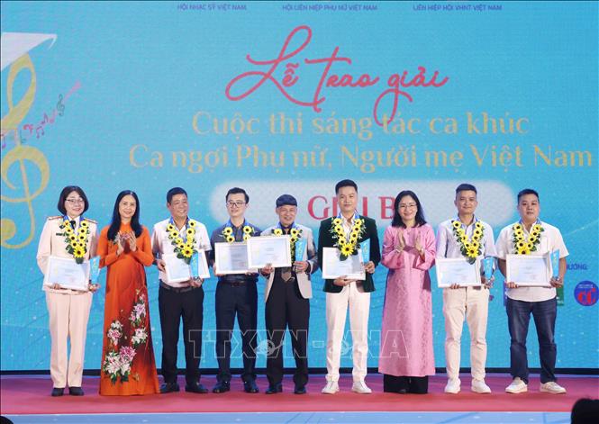 Các tác giả nhận giải Ba hạng mục ca ngợi phụ nữ, người mẹ Việt Nam. Ảnh: Phương Hoa - TTXVN