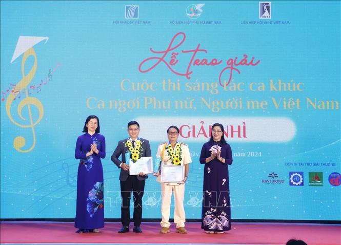 Các tác giả nhận giải Nhì hạng mục ca ngợi phụ nữ, người mẹ Việt Nam. Ảnh: Phương Hoa - TTXVN