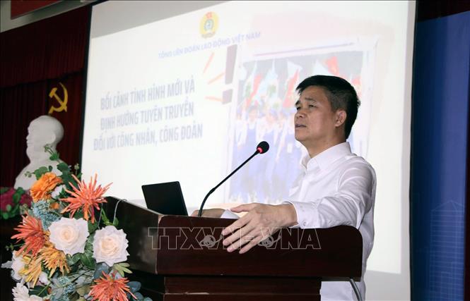 Phó Chủ tịch Tổng Liên đoàn Lao động Việt Nam Ngọ Duy Hiểu phát biểu tại chương trình. Ảnh: Trần Trang-TTXVN