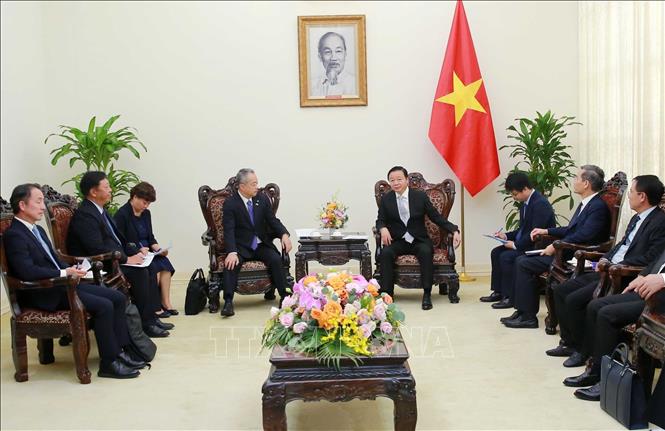 Deputy Prime Minister Tran Hong Ha receives Sumitomo President and CEO Shingo Ueno. VNA/Photo by courtesy