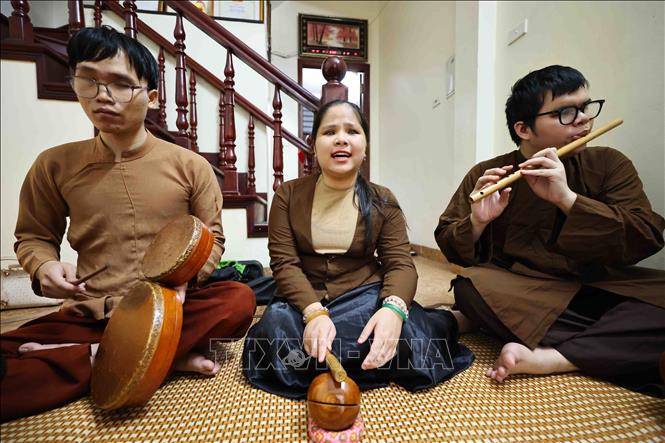 Nguyễn Thảo Xuân trong một buổi truyền dạy nghệ thuật hát Xẩm với mục tiêu giữ gìn bảo tồn văn hóa và bản sắc của dân tộc. Ảnh: Minh Đức - TTXVN