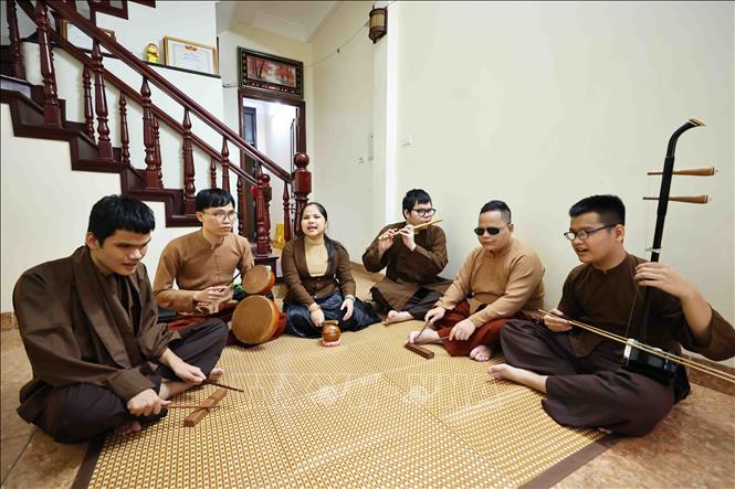 Thảo Xuân sinh hoạt tại CLB hát xẩm Tâm Việt với mục tiêu giữ gìn bảo tồn văn hóa và bản sắc của dân tộc. Ảnh: Minh Đức - TTXVN
