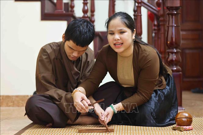 Thảo Xuân truyền dạy nghệ thuật hát Xẩm với mục tiêu giữ gìn, bảo tồn văn hóa và bản sắc của dân tộc. Ảnh: Minh Đức - TTXVN