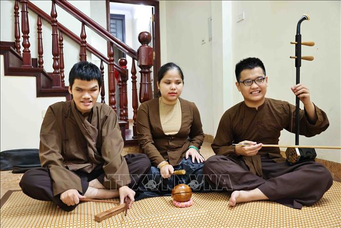 Thảo Xuân sinh hoạt tại CLB hát xẩm Tâm Việt với mục tiêu giữ gìn bảo tồn văn hóa và bản sắc của dân tộc. Ảnh: Minh Đức - TTXVN