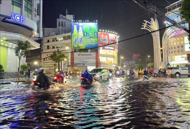 Một phần khu vực vòng xoay Đèn 4 Ngọn, thành phố Long Xuyên, An Giang ngập sâu trong nước. Ảnh: Thanh Sang-TTXVN
