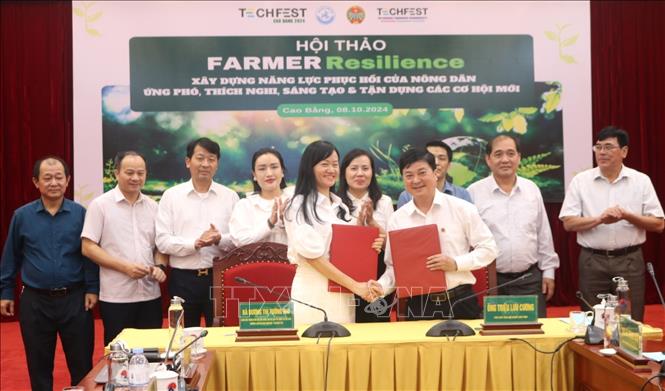 Hội Nông dân tỉnh Cao Bằng ký biên bản ghi nhớ với Trung tâm Đổi mới Sáng tạo và Tác động xã hội (IIC). Ảnh: Chu Hiệu-TTXVN.