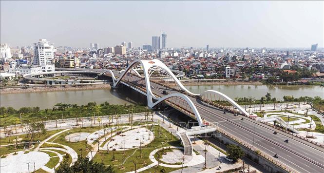 Cầu Rào nhìn từ hướng đường Phạm Văn Đồng (quận Dương Kinh) hướng về hai quận bên kia sông là quận Cát Bi và quận Ngô Quyền. Ảnh: Hoàng Hiếu - TTXVN