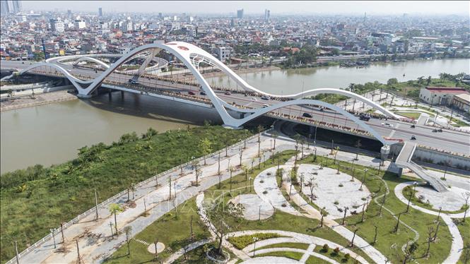 Cầu Rào có phần cầu chính dài 456,5m, rộng 30,5m, gồm 4 làn xe cơ giới, 2 làn xe hỗn hợp. Ảnh: Hoàng Hiếu - TTXVN