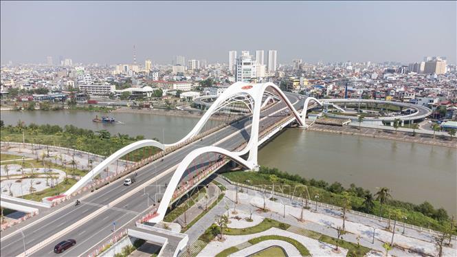 Cầu Rào gồm 3 nhịp vòm với kiến trúc mỹ thuật hiện đại theo hình dáng “Cánh sóng, vươn xa”. Ảnh: Hoàng Hiếu - TTXVN