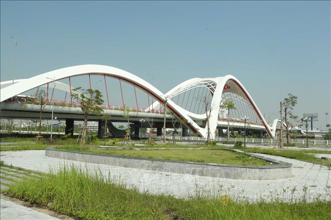 Cầu Rào là điểm nhấn độc đáo ở cửa ngõ phía Nam của thành phố Hoa phượng đỏ. Ảnh: Quốc Khánh - TTXVN